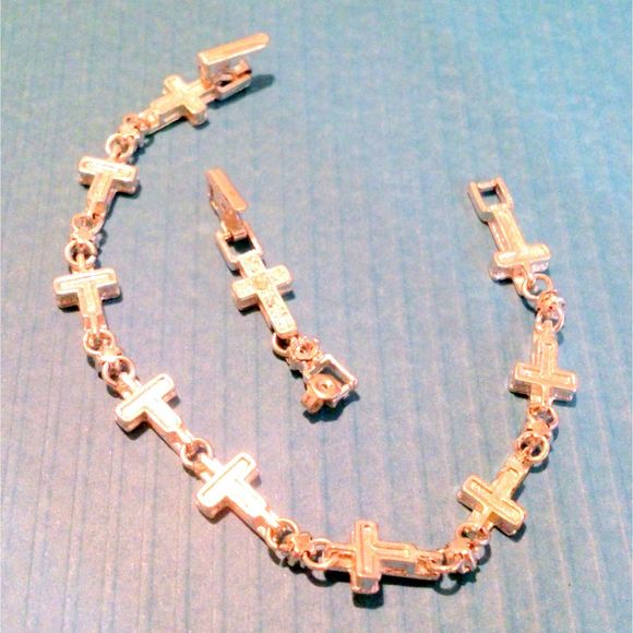 Avon Vintage Silver Tone Sparkling Cross Tennis Bracelet - Picture 4 of 5